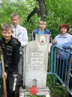 Могила председателя колхоза "Красные всходы" М.Ф. Мяснова, зверски замученного фашистами в годы ВОВ, Россия, Тульская область, Киреевский район, село Майское