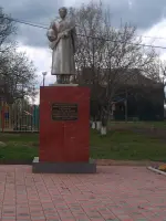 Братская могила четырёх советских воинов, погибших в боях с фашистскими захватчиками, Советская улица
