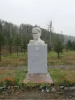 Памятник пионеру–герою Дубинину Володе, Россия, Хабаровский край, Верхнебуреинский район, поселок Чегдомын, Магистральная улица, 24