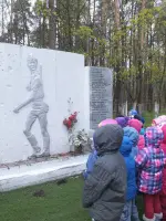 Памятник учителям и ученикам, погибшим в годы Великой Отечественной войны, улица Академика Янгеля
