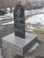 Памятный знак Туснолобовой Зинаиды, Россия, Кемеровская область, Ленинск-Кузнецкий, Второй микрорайон