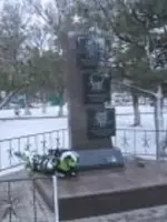 Памятник на братской могиле в п. Весёлый, Комсомольский переулок