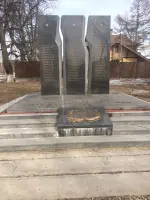 Памятник воинам, «павшим на полях сражений Великой Отечественной войны, жителям Ахтырки, Кудрино, Стройково», Россия, Московская область, Сергиево-Посадский район, деревня Ахтырка