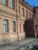 Мемориальная доска на здании МБОУ "Школа № 1", улица Свободы