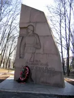 Обелиск погибшим заводчанам на улице Речной, Речная улица