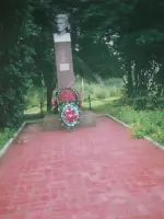 Памятник комиссару 142-й Краснознамённой стр-ой дивизии подполковнику Дмитрию Егоровичу Джатиеву в посёлке Ромашки Приозерского района, Россия, Ленинградская область, Приозерский район, поселок Ромашки
