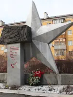 Памятник «Синарским железнодорожникам за самоотверженный труд в грозные годы Великой Отечественной войны 1941-1945 годов», Россия, Свердловская область, Каменск-Уральский, микрорайон Октябрьский, улица Кунавина, 19