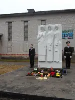 Стела «Памяти воинам-землякам, погибшим в годы Великой Отечественной Войны 1941−1945», Россия, Архангельская область, Вельский район, поселок Хозьмино
