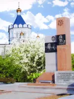 Памятник труженикам тыла на заводе «Уралбурмаш», улица 8 Марта