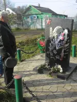 Памятный знак, установленный на месте братского захоронения воинов 550 стрелкового полка 126 дивизии, Пионерская улица