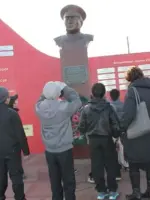 Бюст командира якутского объединенного авиационного отряда Валерия Ильича Кузьмина, улица Гагарина