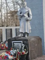 Братская могила рабочих-железнодорожников, красноармейцев, погибших в феврале 1919 г., и воинов Великой Отечественной войны - в городе Сегеже, Заводская улица
