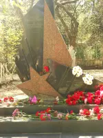 
        Памятный знак в Саду Ветеранов, Сиреневый бульвар