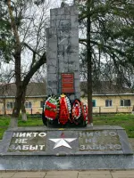 Обелиск на братской могиле, Россия, Краснодарский край, Усть-Лабинский район, поселок Двубратский, Мостовая улица