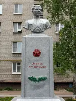 Памятник Петру Евстафьевичу Лаврову, улица Петра Лаврова