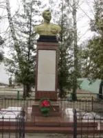 Бронзовый бюст Дважды Героя Советского союза <nobr>Г. М. Мыльникова</nobr>, Россия, Курская область, Касторенский район, поселок Лачиново