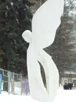 Скульптура "Победа" в парке им. Воровского, улица Зои и Александра Космодемьянских