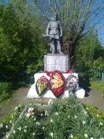 Скульптура партизана с автоматом в руках на братской могиле воинов, погибших в 1943 г. при освобождении с. Погодино, Россия, Курская область, Дмитриевский район, село Погодино
