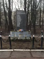 Стела патриотам, павшим от рук фашистских оккупантов в Шлиссельбурге, Красный проспект
