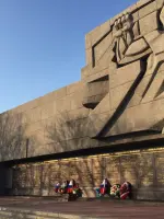 Мемориальная стена в честь героической обороны Севастополя 1941-1942 гг., проспект Нахимова