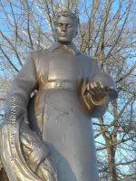 Солдат с венком в руке. Памятник павшим воинам на Арском кладбище., улица Николая Ершова
