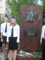 Школа Четырёх Героев, Школьная улица