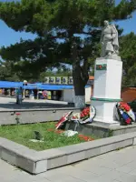 Братская могила в посёлке Кабардинка солдат, погибших в 1942-1943 годах, Россия, Краснодарский край, городской округ Геленджик, село Кабардинка