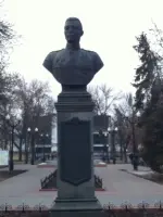 Боронзовый бюст дважды героя Советского союза Петрова Василия Степановича в Тамбове., улица Карла Маркса