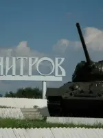 Боевой танк Т-34−85 на круговом перекрестке на въезде в Дмитров, Россия, Московская область, Дмитровский район, деревня Спиридово