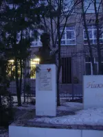 Бюст Олега Кошевого, улица Шамиля Усманова