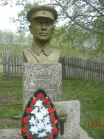 Бюст А. Новикову – земляку-пограничнику, погибшему в первый день войны на границе с Беларуссией, Россия, Пермский край, Лысьвенский район, поселок Кын