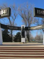 Братская могила-мемориал павшим воинам 1943 года на центральной площади «Юбилейная» посёлка Орловского, Пионерская улица