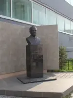 Бюст заслуженного деятеля науки и техники, участника Великой Отечественной войны Ю.Г. Шафера, проспект Ленина