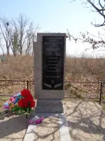 Братская могила летчиков на сельском кладбище, Россия, Еврейская автономная область, Ленинский район, село Башмак