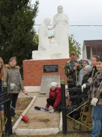 Обелиск «Скорбящая мать», Россия, Калужская область, Боровский район, деревня Ищеино