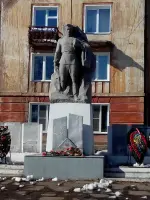 Монумент воинам-землякам поселка Вахруши, погибшим или пропавшим без вести в годы Великой отечественной войны, Россия, Кировская область, Слободской район, поселок городского типа Вахруши