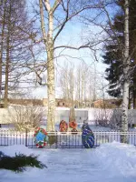Стела на могиле Тоси Михеевой на братском захоронении с.Оскуй, Россия, Новгородская область, Чудовский район, село Оскуй