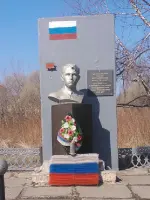 Памятник воину-железнодорожнику – Герою Советского Союза Виктору Петровичу Мирошниченко, Р-447
