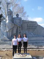 Аллея Героев и Памятник Трех Поколений на центральной площади по ул. Октябрьской, Р-360