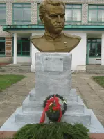 Бюст Героя Советского Союза Серова Константина Ивановича, Школьная улица