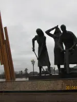 Памятник женщинам-строителям железной дороги Старый Оскол-Ржава, улица Прядченко