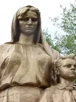 Скорбящая мать и пионер, Россия, Тульская область, Щекинский район, поселок Лазарево