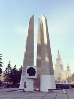 Памятник «Студентам и сотрудникам МГУ, павшим в боях за советскую Родину в Великой Отечественной войне 1941-1945», Россия, Москва, микрорайон Ленинские Горы, 1с51