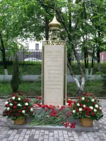 Памятник ученикам школы выпуска 1941 года, погибшим на фронтах Великой Отечественной войны 1941-1945 гг., улица Николаева