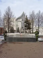 Монумент боевой и трудовой славы, посвященной подвигу трудящихся Удмуртии в годы Великой Отечественной войны 1941-1945 гг., площадь имени 50-летия Октября
