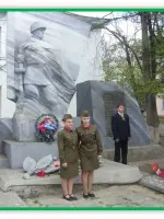 Памятник выпускникам первой школы поселка Новобурейского, погибшим на фронтах Великой Отечественной войны, Р-466