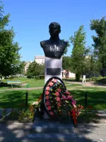 Мемориальная доска и бюст Героя Советского Союза Алексеева И. Е. в городе Россошь, улица Алексеева