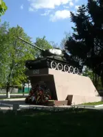Памятник - танк Т-34, Россия, Курская область, Дмитриев, улица Ленина, 64