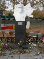 Памятник-бюст Героя Советского Союза <nobr>Масловского И. Ф.</nobr>, Россия, Воронежская область, Богучарский район, село Данцевка