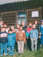 Мемориальная доска на доме лётчика, гваридии майора А.Ф. Мясникова, Россия, Новгородская область, Мошенской район, деревня Овинец